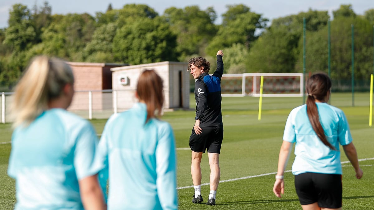 https://www.brentfordfc.com/siteassets/images/football/2021-22/brentford-wfc/non-match/20220510---tf-coaching/20220510-171553-2051.jpg