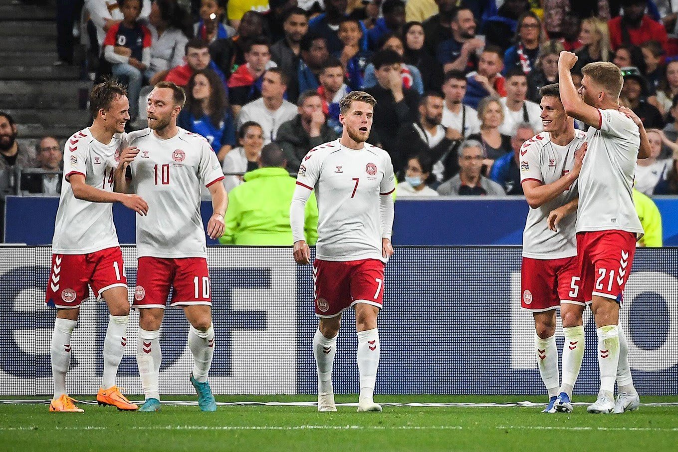 Bees duo help Danes to memorable win over France