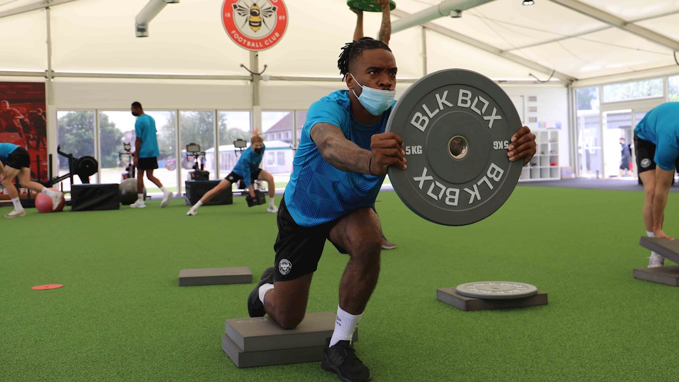https://www.brentfordfc.com/siteassets/images/football/2021-22/first-team/training/first-day-sessions/8m7a9011.jpg