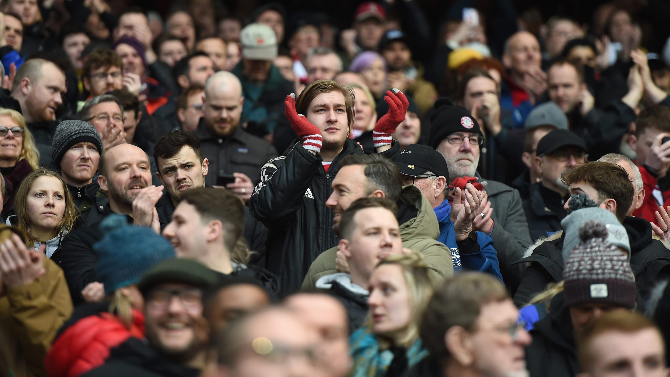 Production/Bees_fans_at_Arsenal_16x9_zyjarm