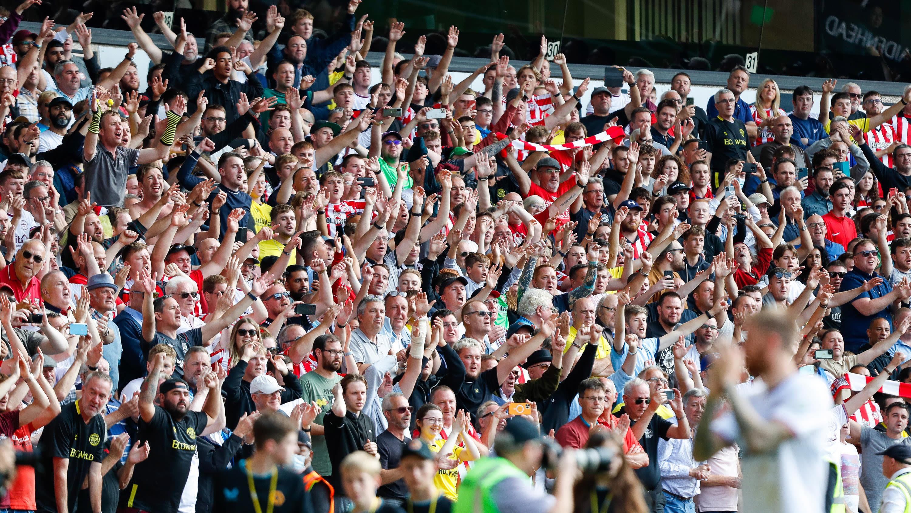 Brentford fans v Wolves 16x9