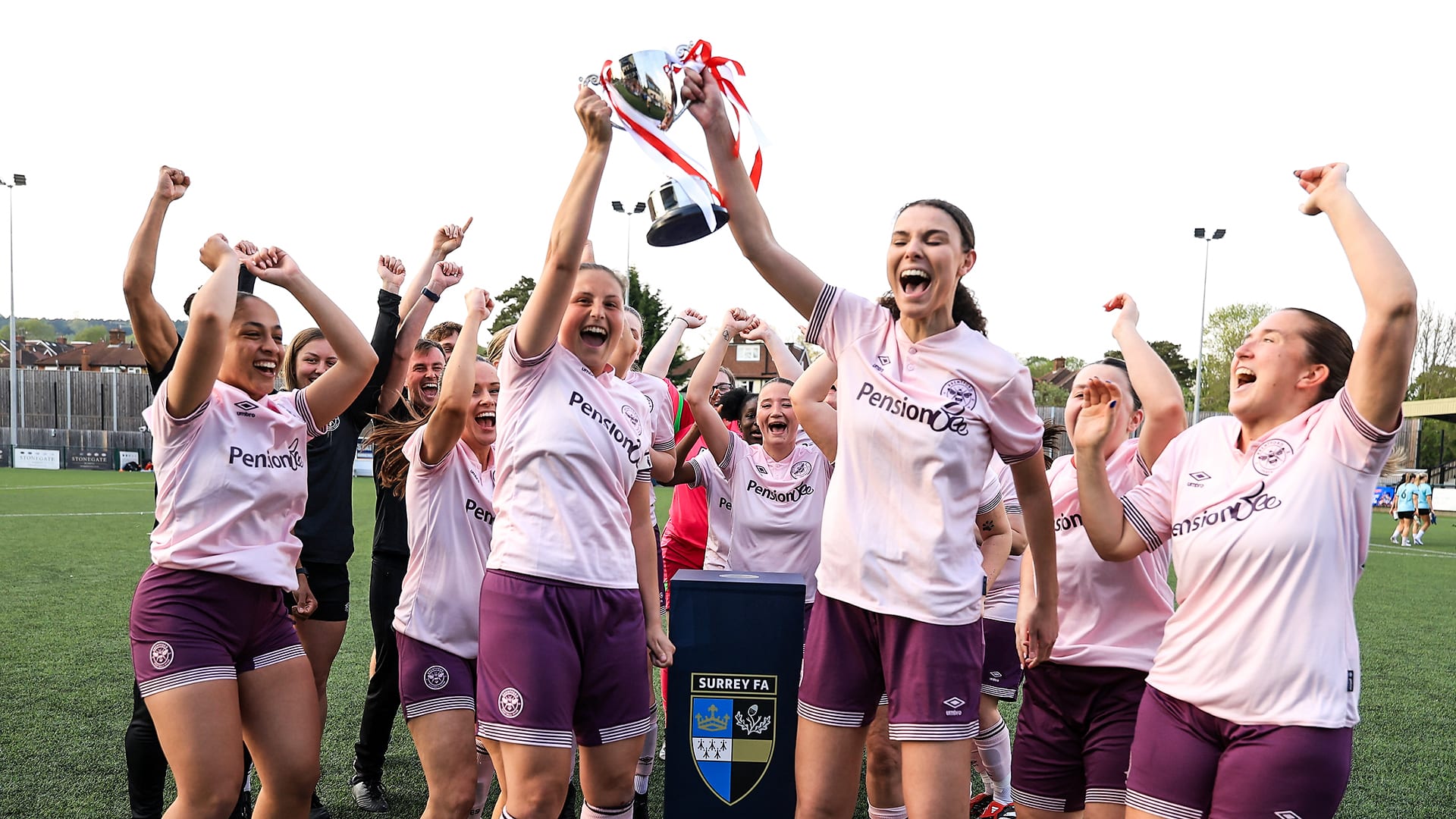 Production/Captains_Trophy_Lift_v_Farnham_Town_final_drlw28