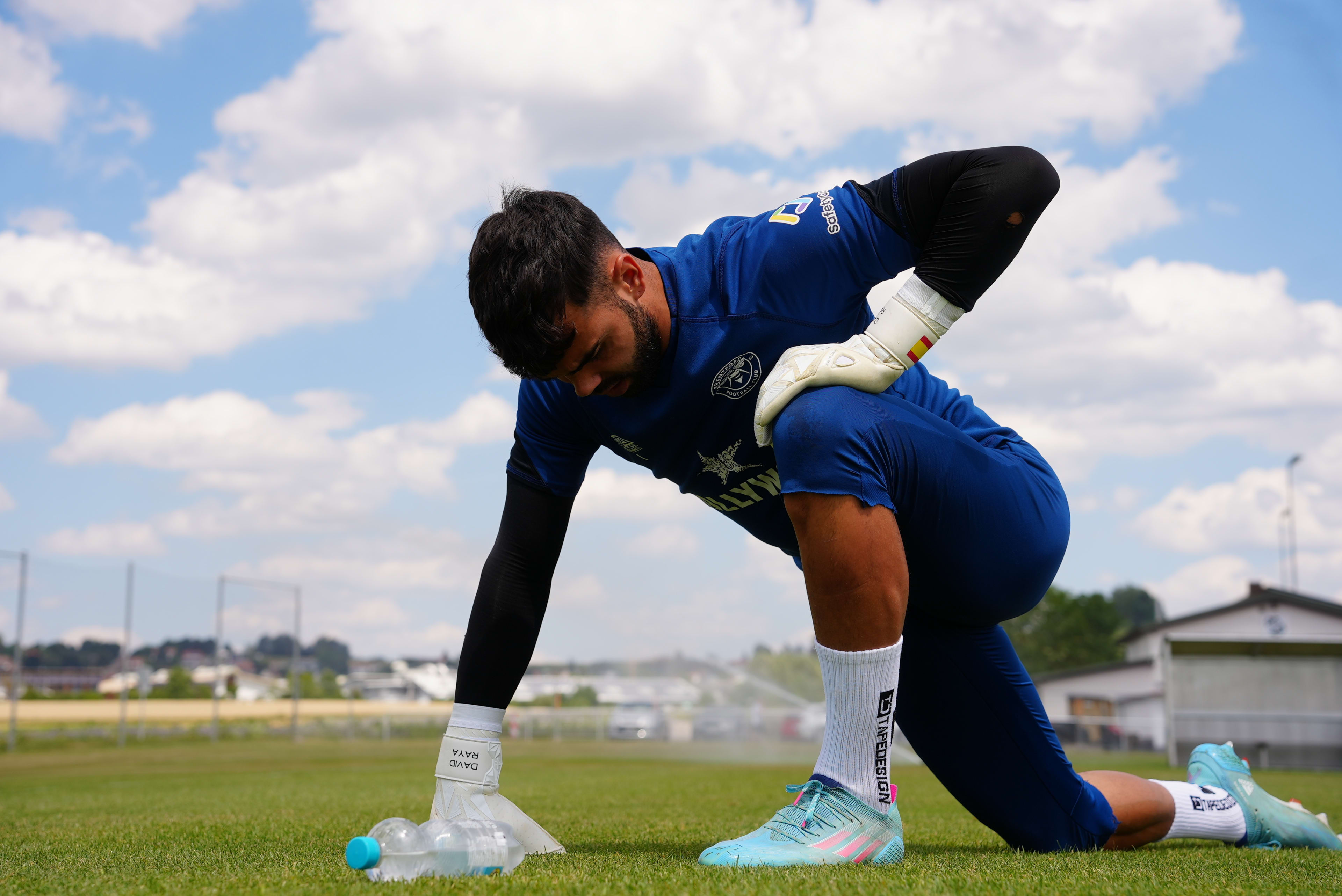 David Raya warming up