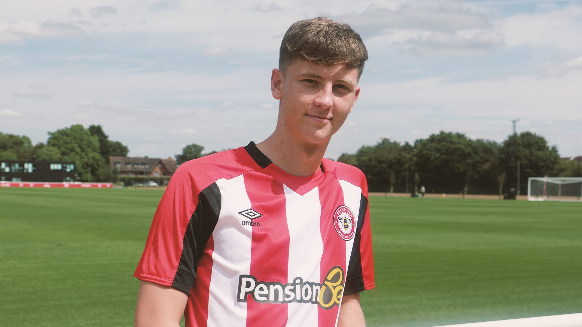 Ethan Laidlaw signs