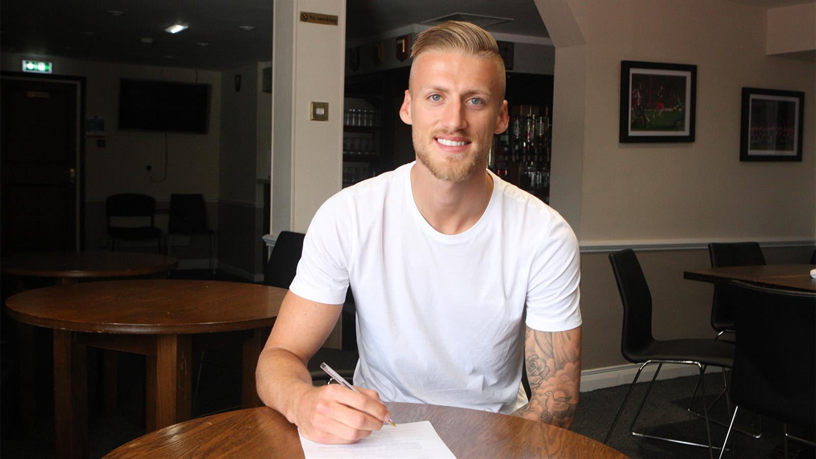 Brentford sign Dan Bentley