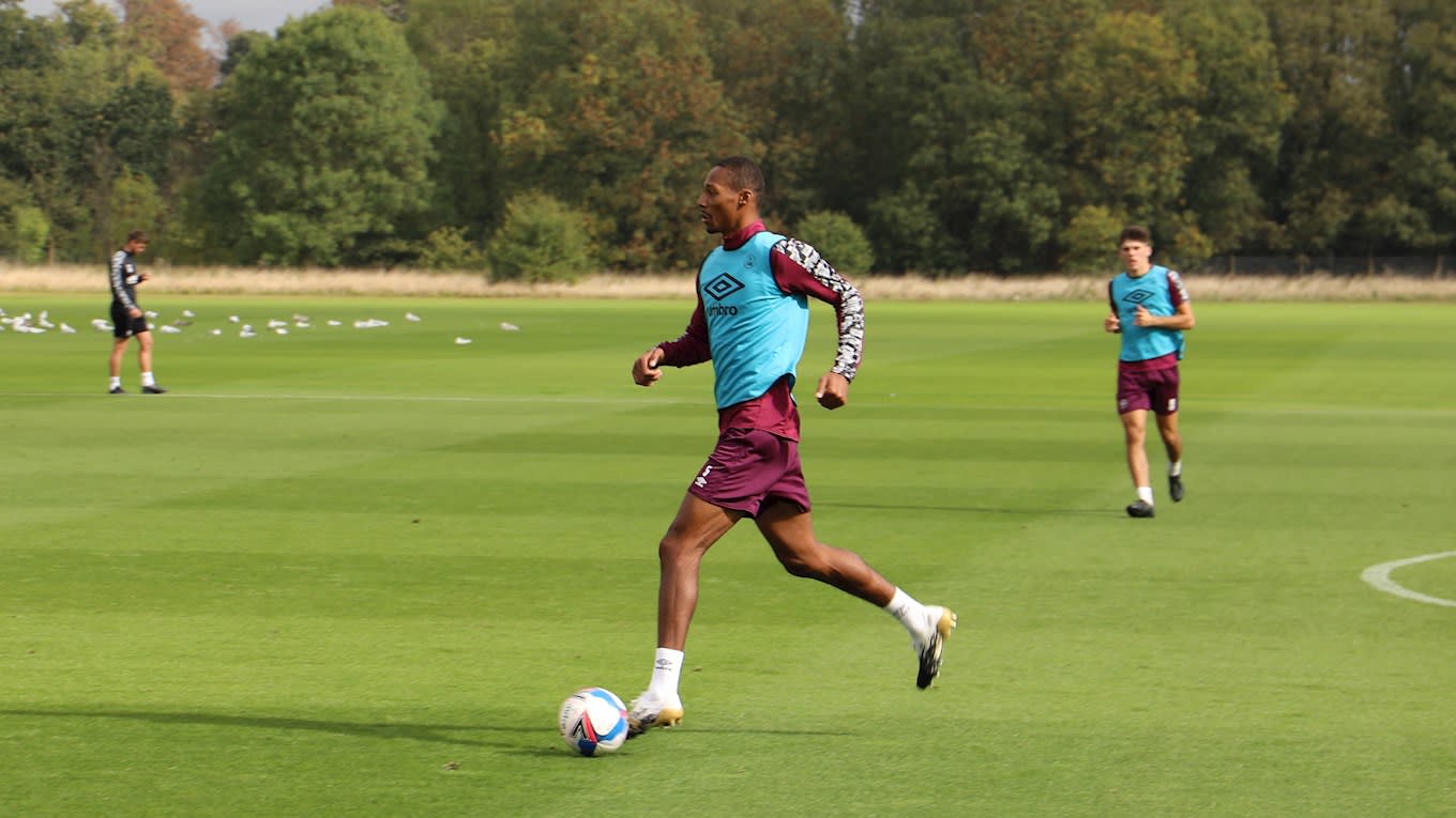 https://www.brentfordfc.com/siteassets/images/football/2020-21/first-team/training/20200930---first-team/bfc_0383.jpg
