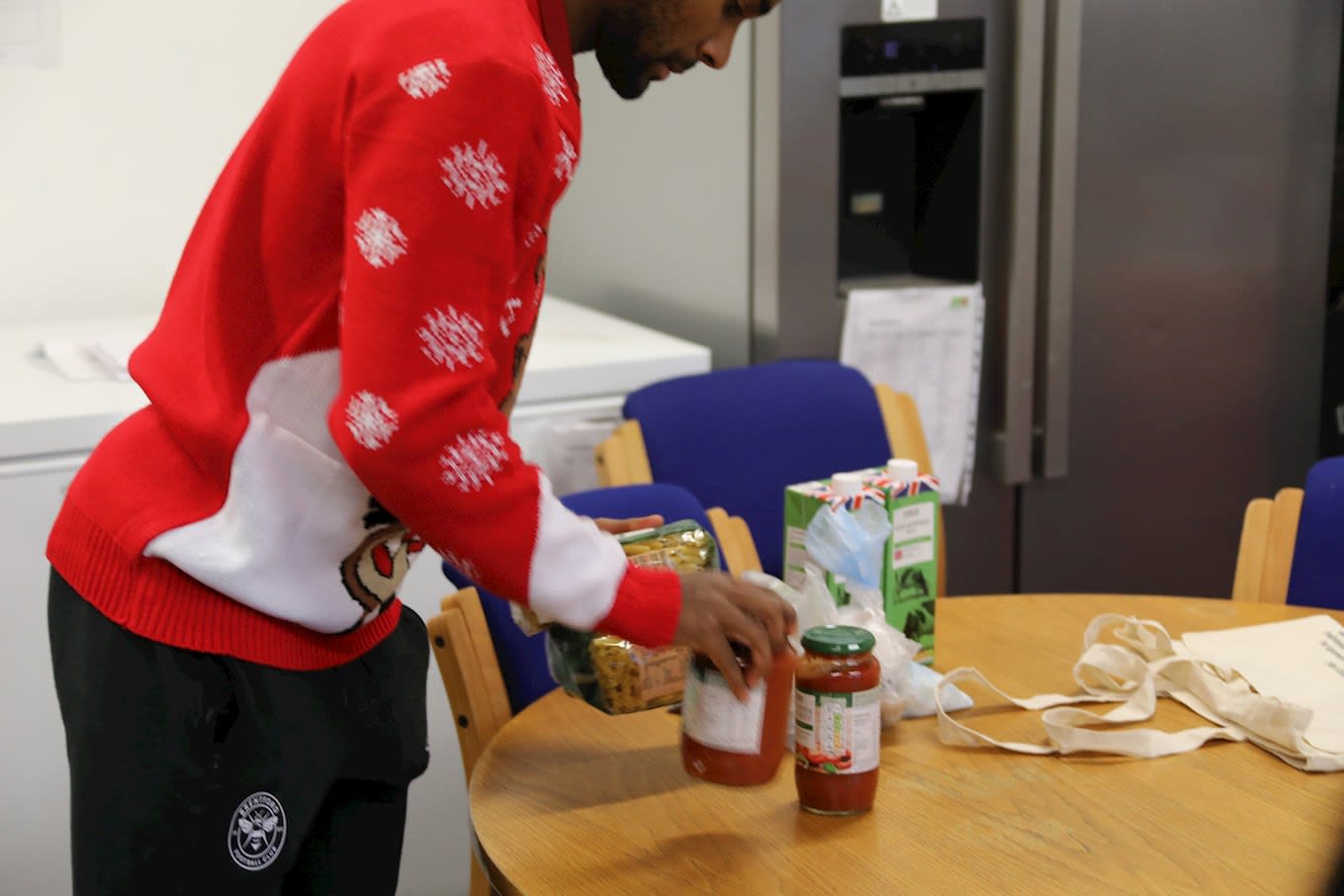 https://www.brentfordfc.com/siteassets/images/events/2019-20/foodbox-visit/bfc_6566.jpg