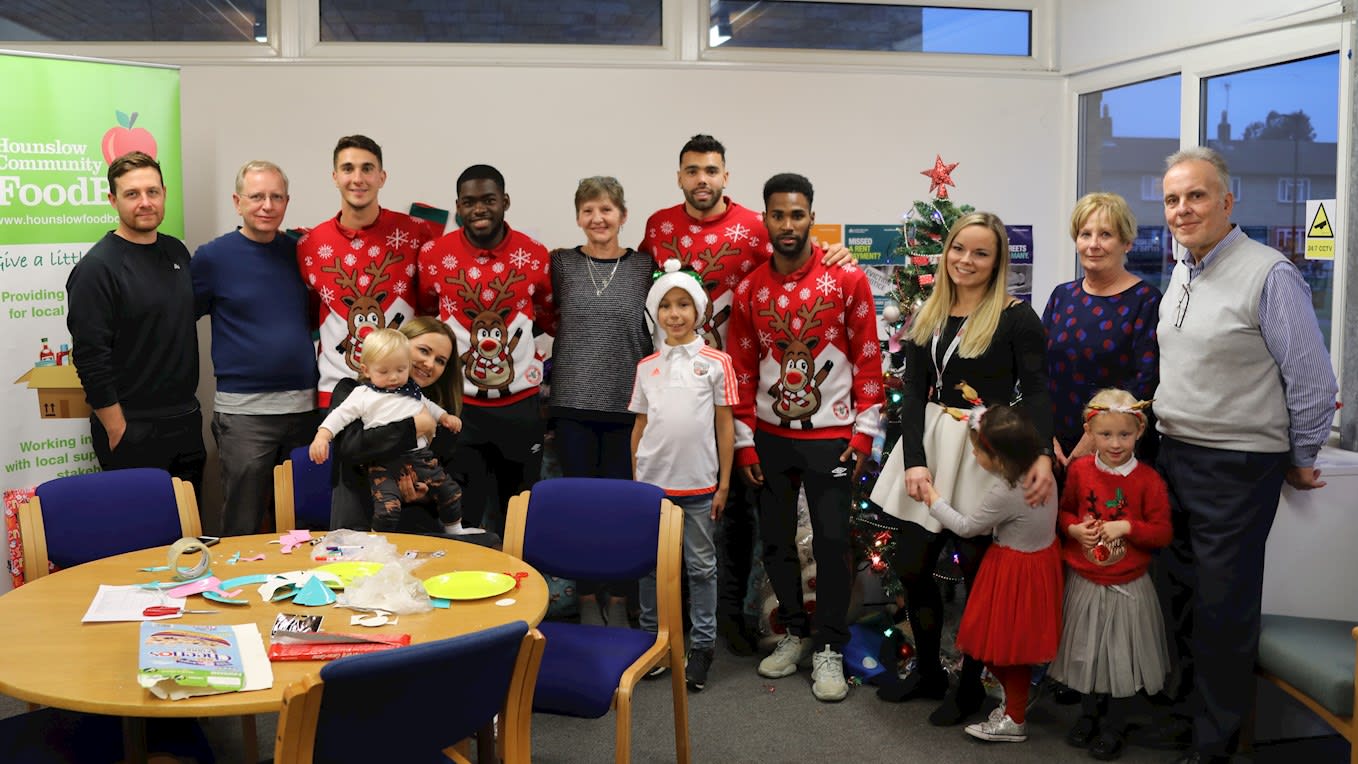 📸 PLAYERS HELP OUT AT HOUNSLOW COMMUNITY FOOD BOX