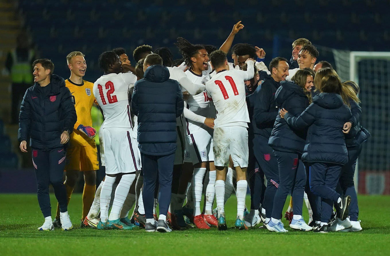 Matthew Cox and Daniel Oyegoke help England Under-19s to EURO Final