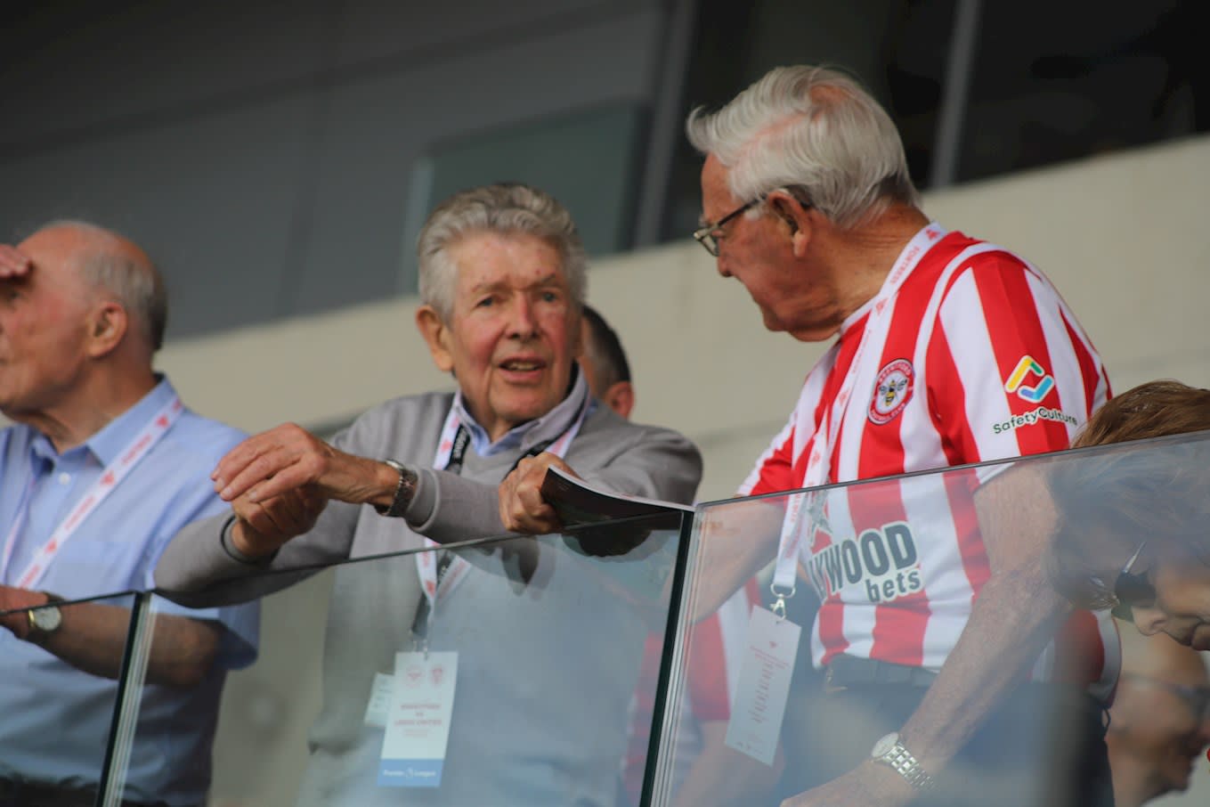 https://www.brentfordfc.com/siteassets/images/football/2021-22/non-match/1947-sth-pics/img_0214.jpg