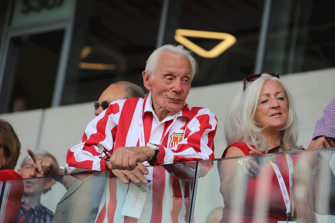 https://www.brentfordfc.com/siteassets/images/football/2021-22/non-match/1947-sth-pics/img_0222.jpg