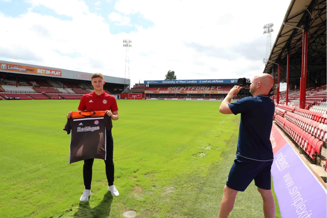 🎥 Watch: Behind the scenes of a player transfer 