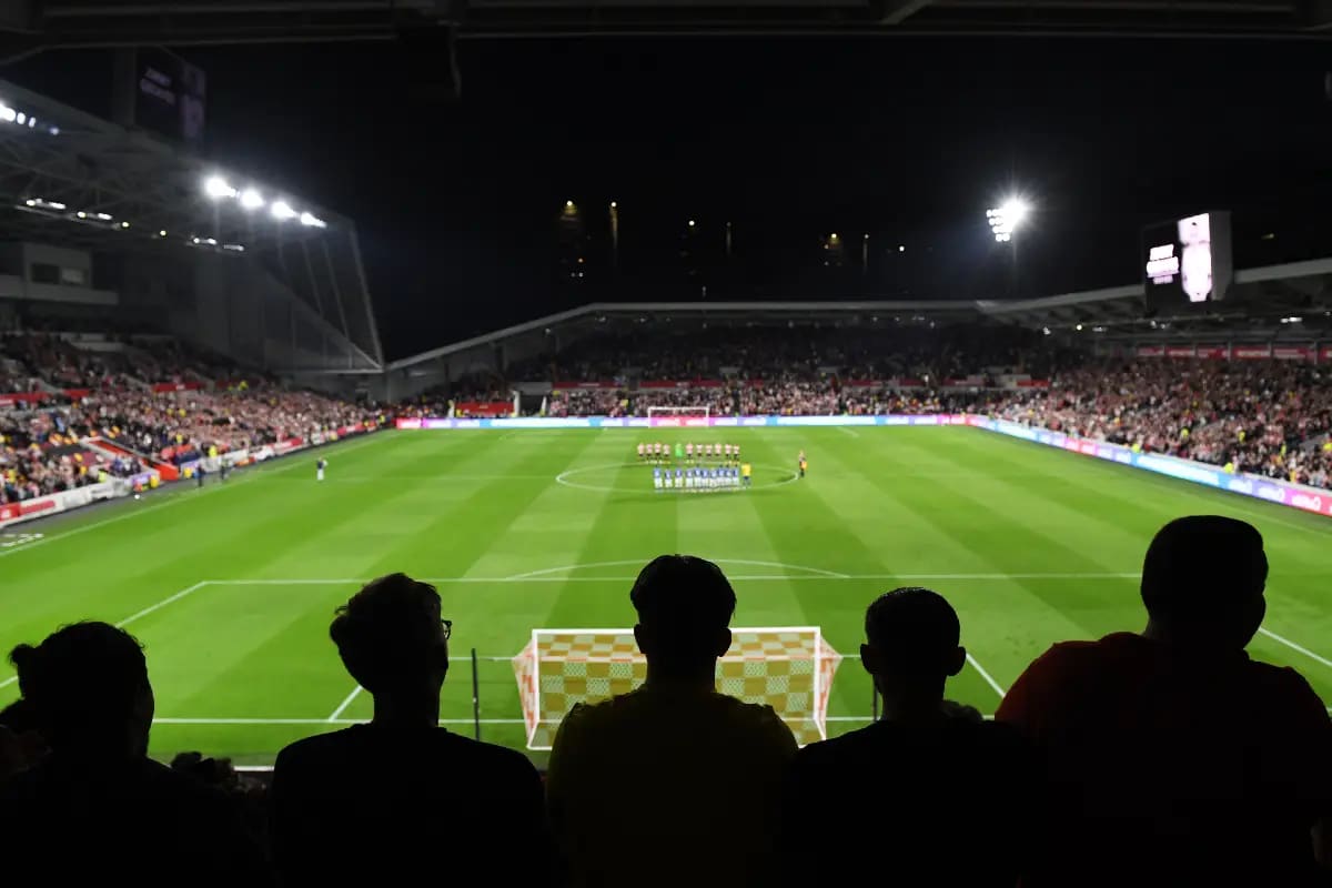 Production/stadium_night_shot_fans_tinypng_usx66b