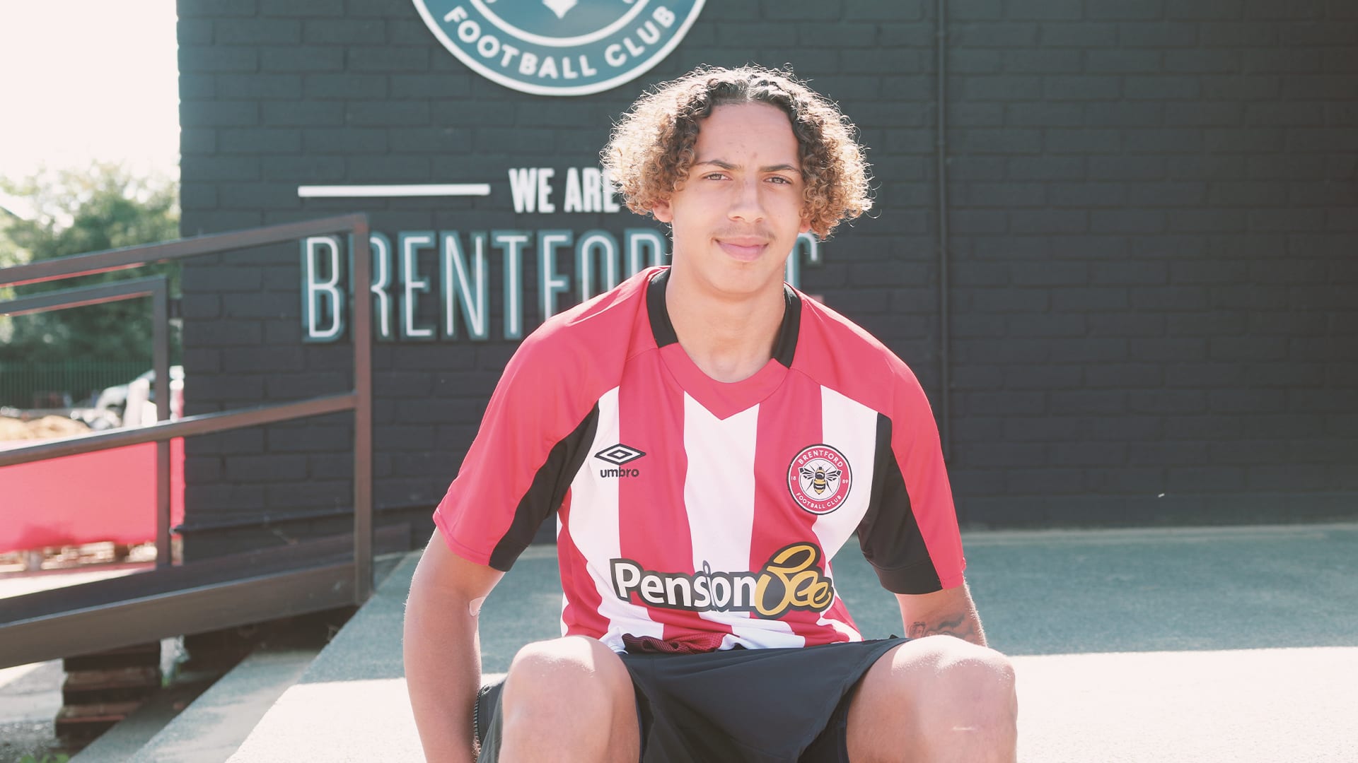 Riley Owen signs