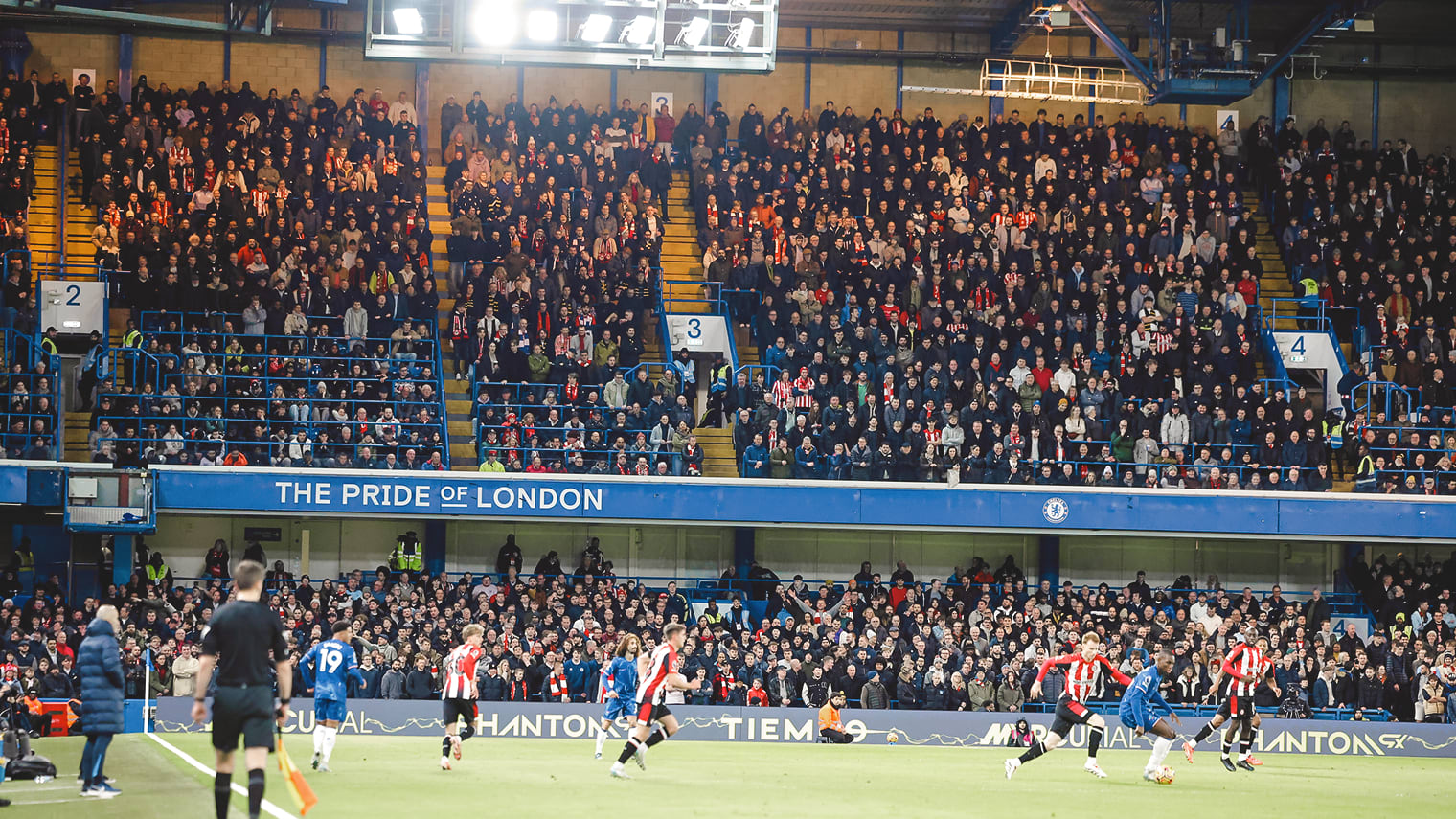 Supporters_Chelsea_away_hzmpbq