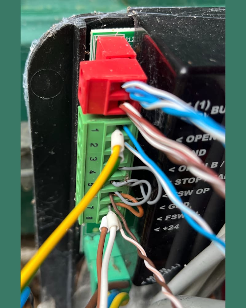 Raccordement du portier sur le bornier de la platine de portail, contact sec câblé
