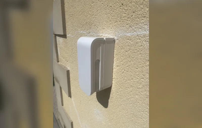 Détecteur extérieur de type rideau fixé sur une façade crépie