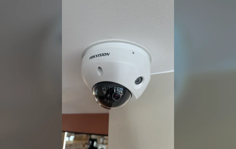 Caméra dôme Hikvision fixée au plafond d'une pièce