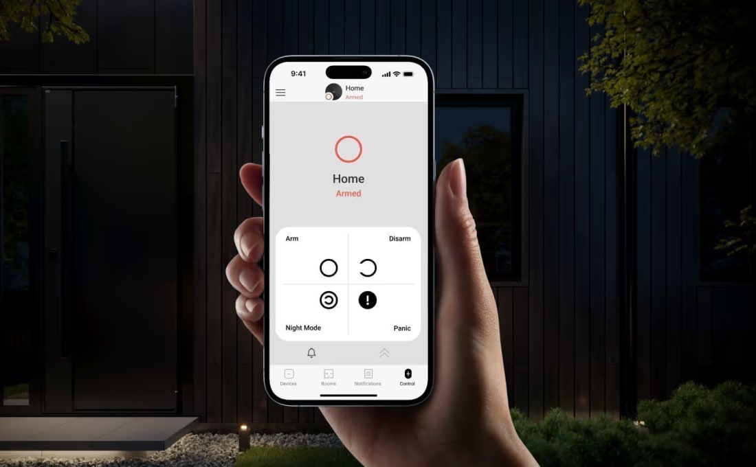 Application Ajax ouverte devant une maison : espace armé, boutons d'armement, de désarmement, mode nuit et bouton de panique
