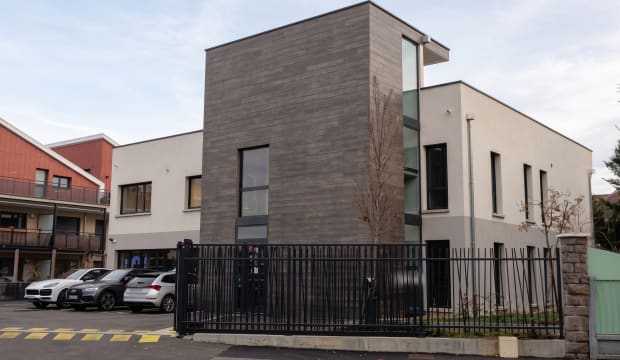 Bâtiment de bureaux avec portail coulissant et parking clos