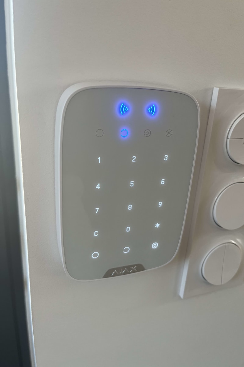 Clavier tactile Ajax KeyPad allumé, armement et désarmement par code