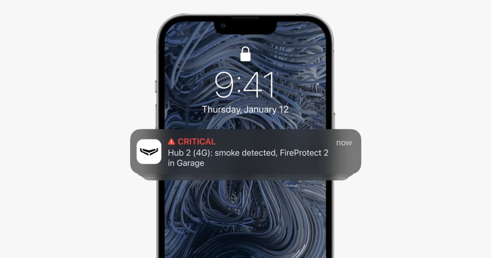 Alerte critique Ajax sur l'écran verrouillé d'un téléphone : détection de fumée par un FireProtect 2 dans le garage