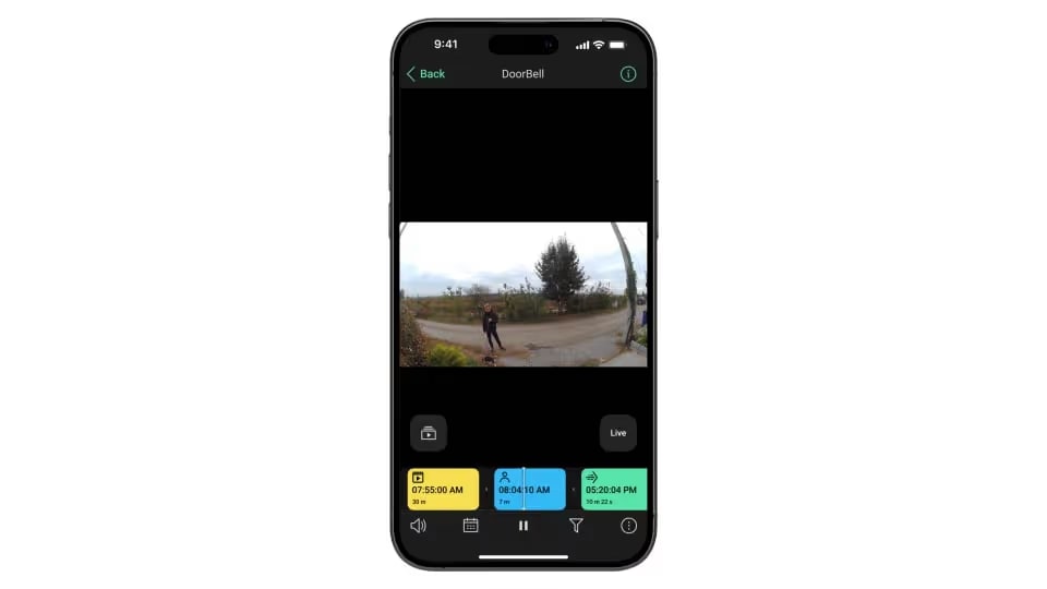 Direct d'une caméra Ajax dans l'application, avec la frise des événements enregistrés sous l'image