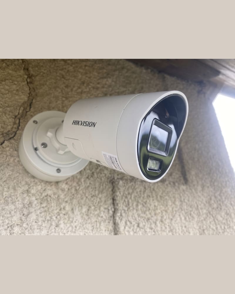 Caméra Hikvision ColorVu avant pose, ajoutée au même système que le portier