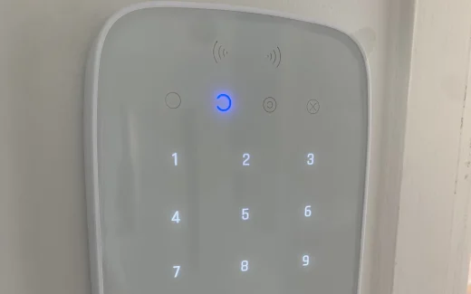 Clavier d'alarme fixé au mur, voyant bleu