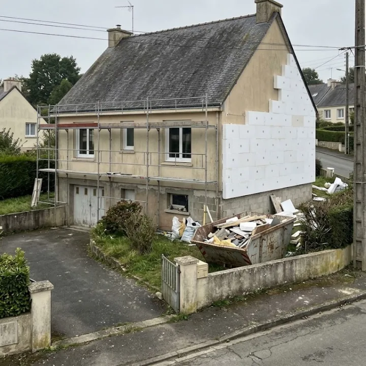 Pavillon des années 1970 en rénovation, échafaudage et isolation par l'extérieur sur le pignon