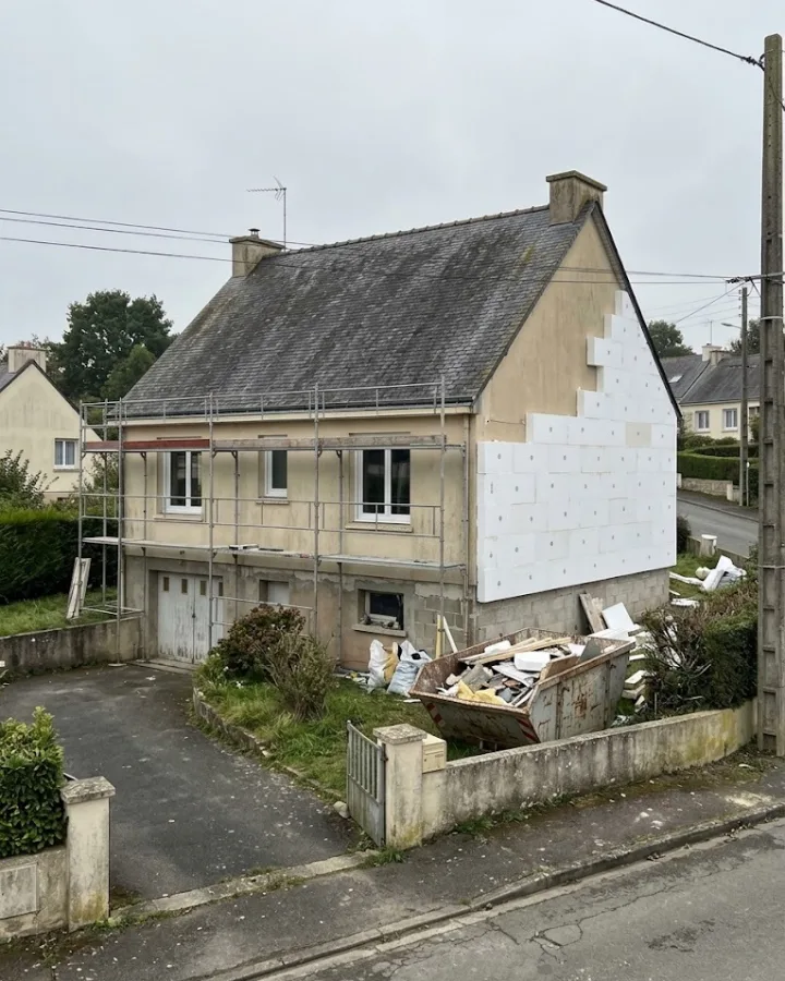 Pavillon des années 1970 en rénovation, échafaudage et isolation par l'extérieur sur le pignon