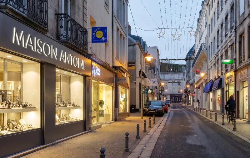 Rue commerçante, vitrine de bijouterie éclairée en soirée