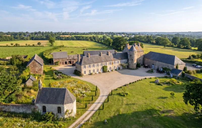 Vue aérienne d'une grande propriété en pierre avec dépendances