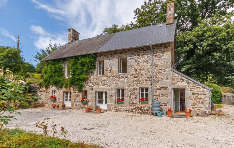 Longère en pierre normande, façade fleurie