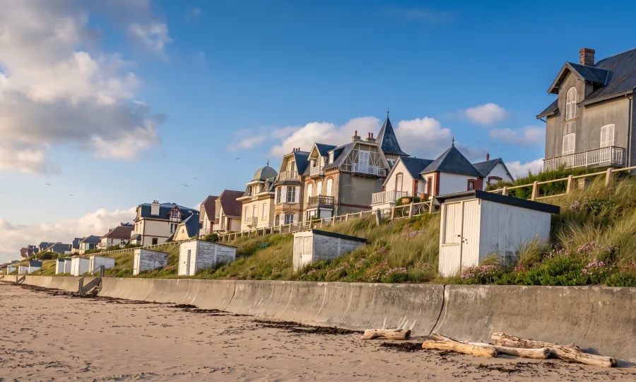 Villas de bord de mer sur le remblai, front de plage