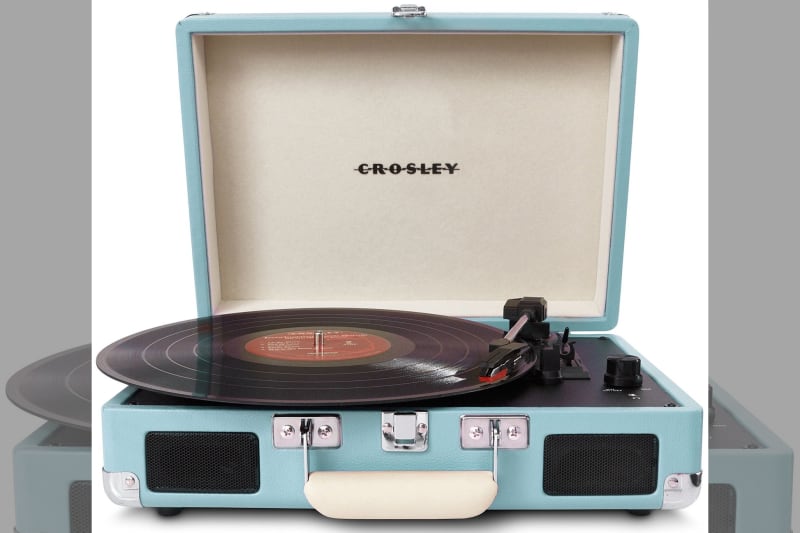 bridebook.co.uk-prezola crosley cruiser turn table