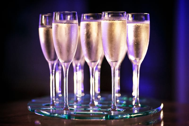 Bridebook.co.uk- champagne flutes on a tray