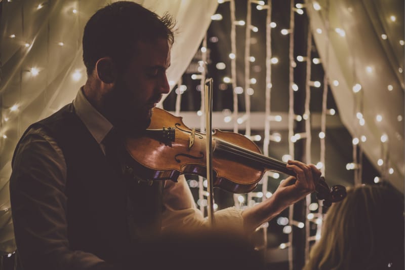 Bridebook.co.uk- violin player entertaining guests
