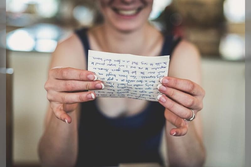 Bridebook.co.uk- bridesmaid reading from a piece of paper