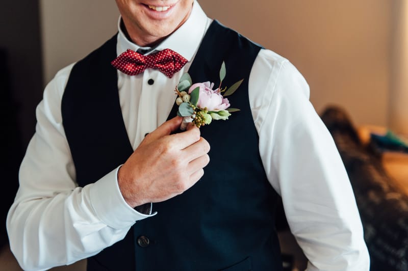 Bridebook.co.uk Groom fixing boutonniere