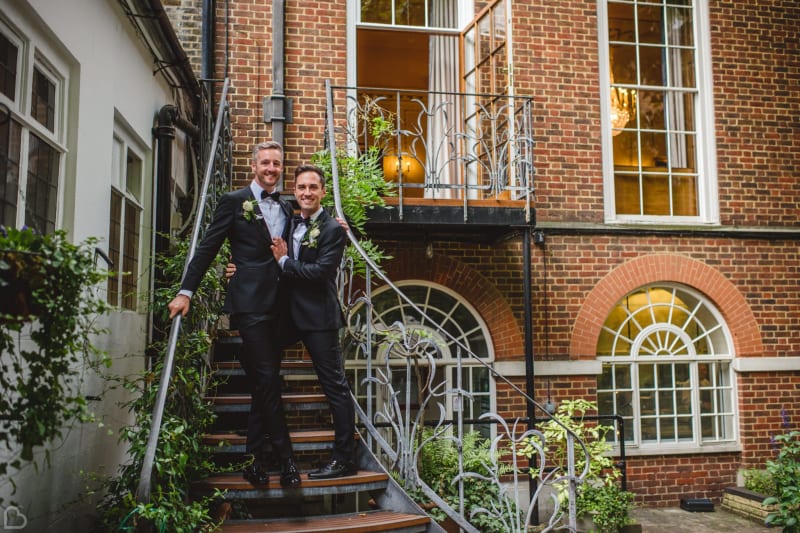 Newlyweds at the steps of stationers' hall and garden