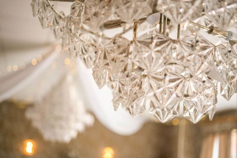 Close up picture of a chandelier.