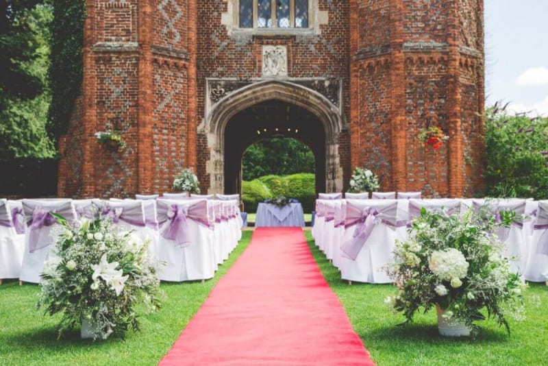 An archway that is part of the building serves as a place for the ceremony.