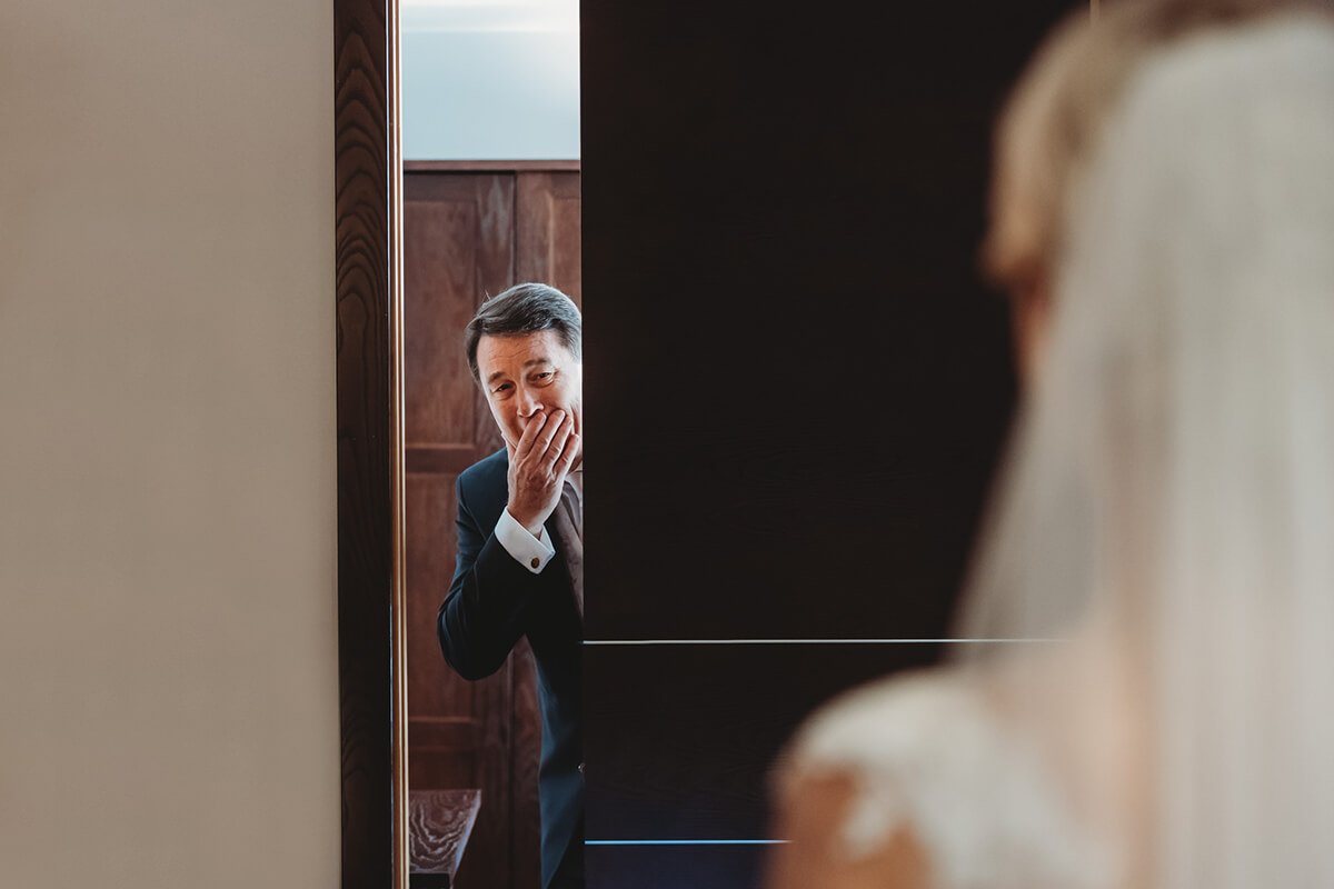 father o the bride seeing her daughter for the first time
