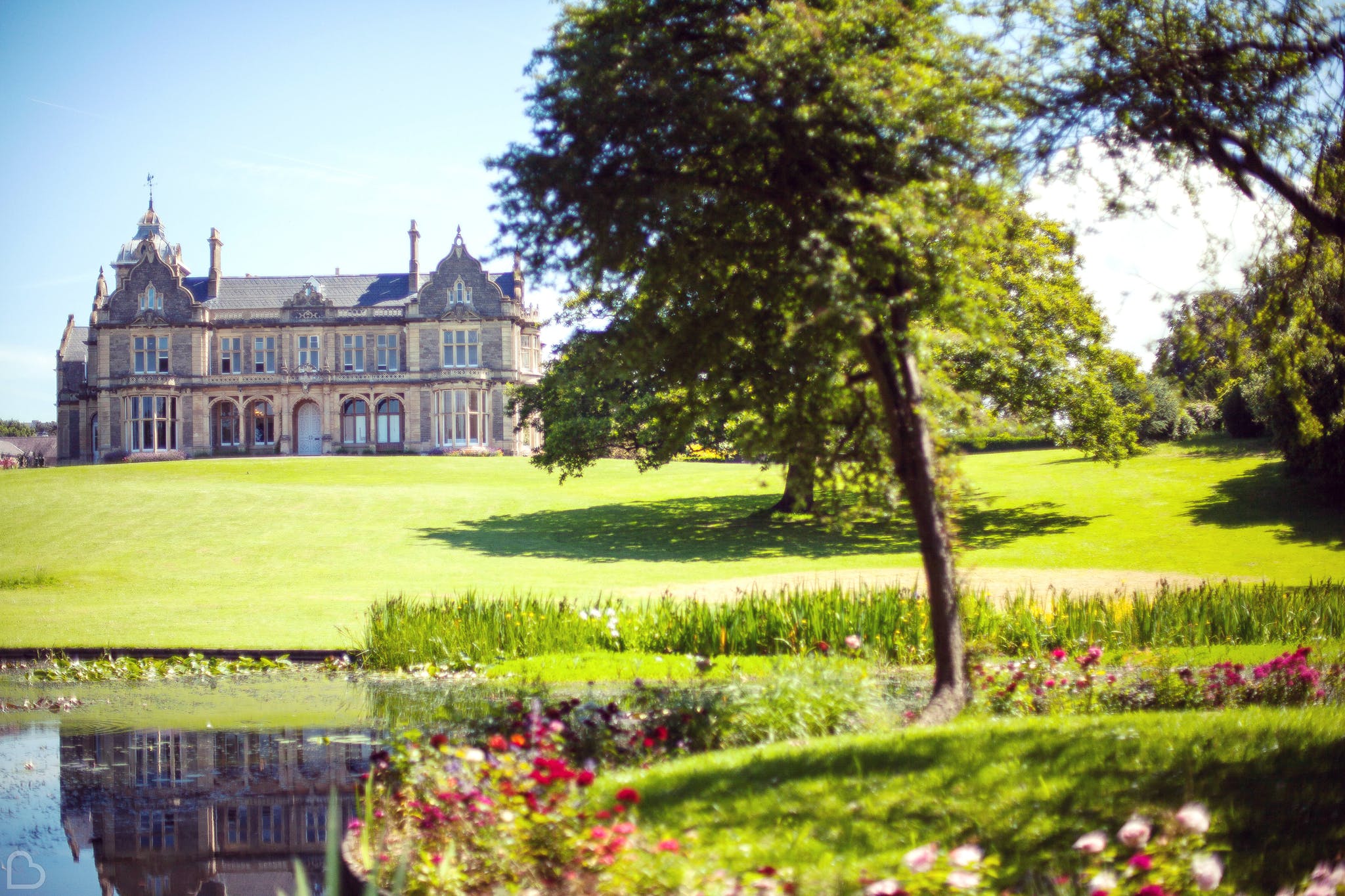 Clevedon Gall lake and manor house on a sunny day.