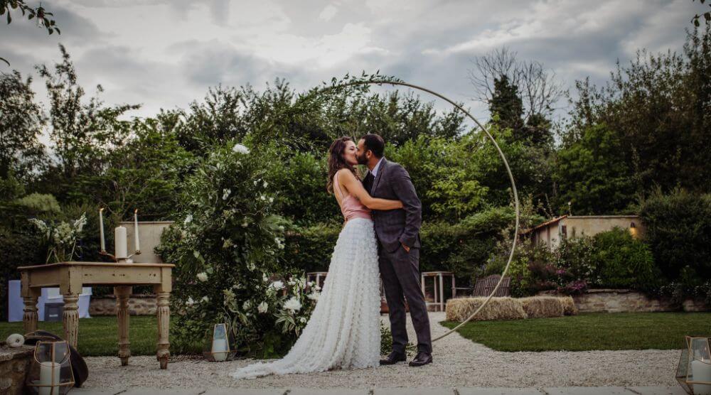 Bride and Groom kiss outside.