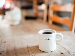 En grupp människor blickar ut från en balkong