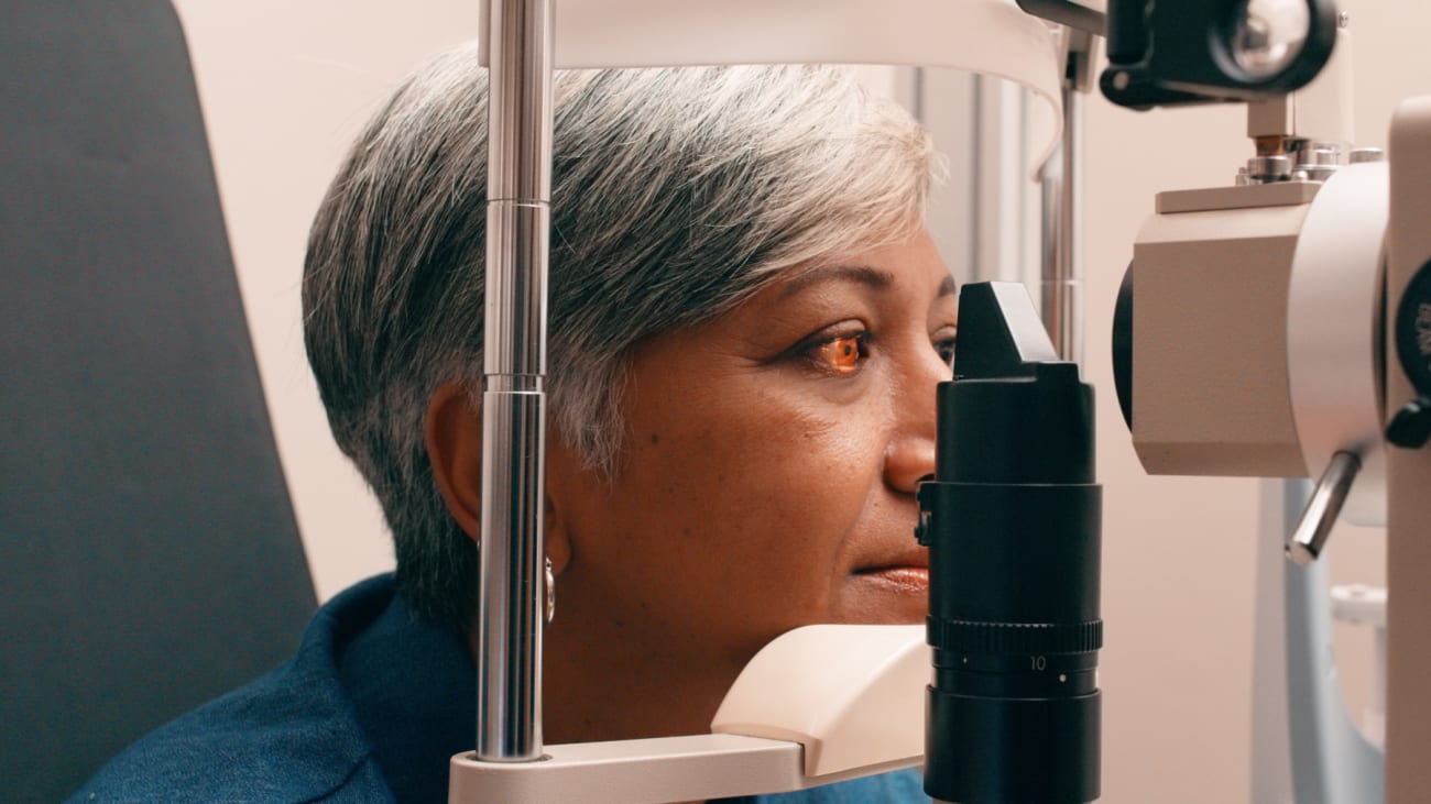 Cedars-Sinai investigators continue to examine the eye-brain connection, which could help physicians diagnose patients with Alzheimer’s disease earlier, a key factor in developing effective treatments. Photo by Getty.