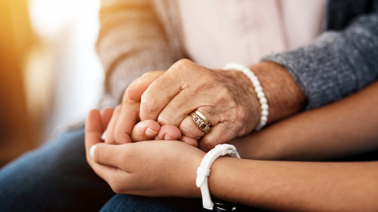 The Hospital Elder Life Program (HELP) at UT Southwestern enlists pre-health honors students from UT Dallas as volunteers as part of a broader goal to educate future health professionals about the importance of geriatric care. (Photo Credit: Getty Images)