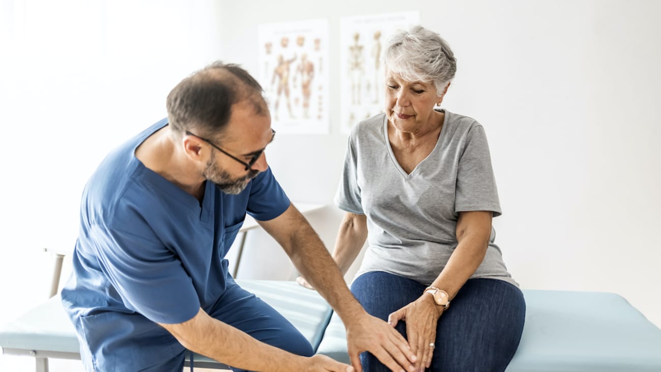 Women are more susceptible to injuries of the anterior cruciate ligament (ACL), which can expose cartilage to conditions triggering degeneration. UT Southwestern researchers found striking differences in bovine cartilage between males and females long before the end of the animals’ reproductive period. (Photo credit: Getty Images)